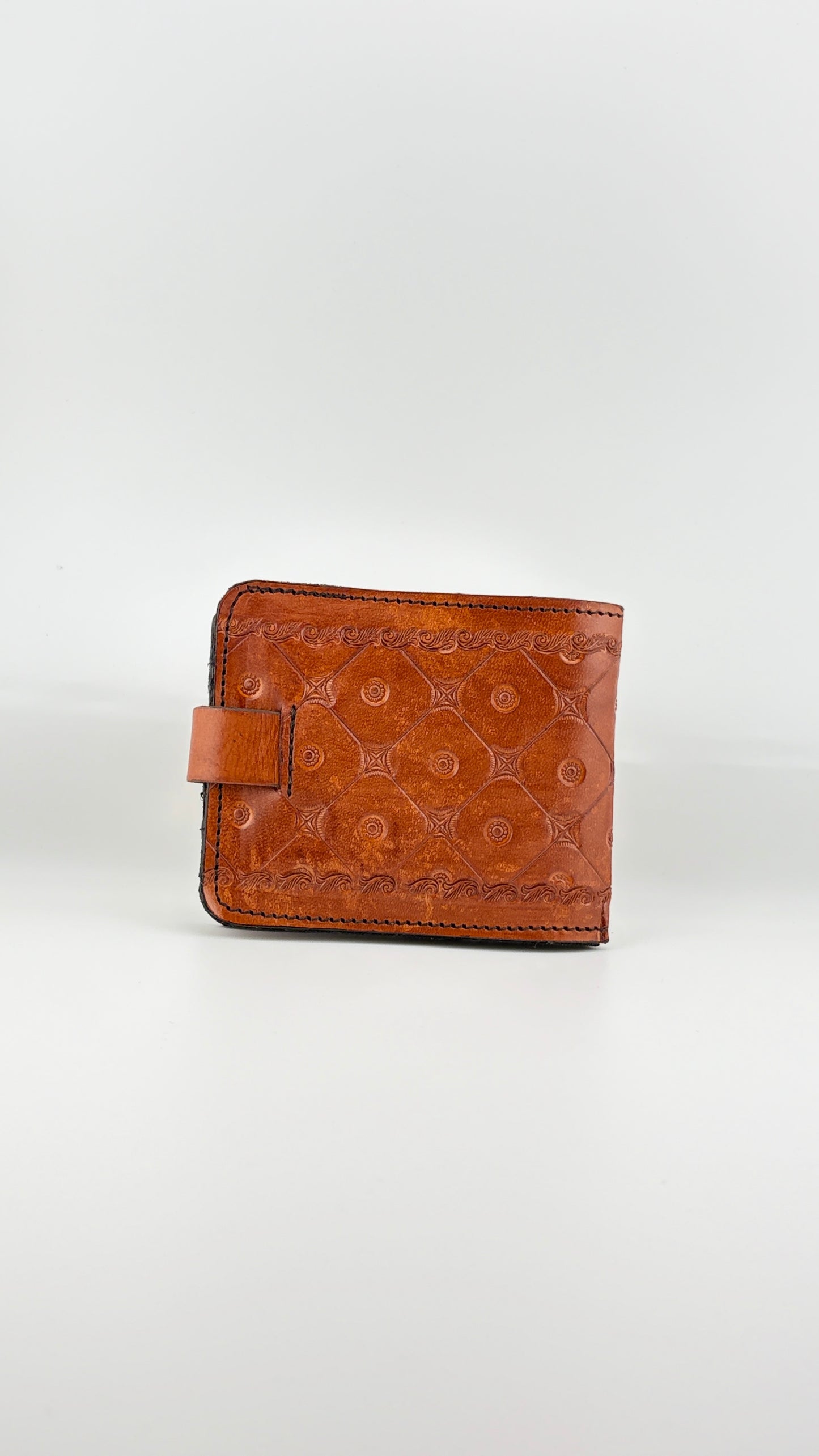 Zygma Handcrafted Genuine Leather Bifold Wallet for Men – Tooled Pattern Snap Closure Wallet