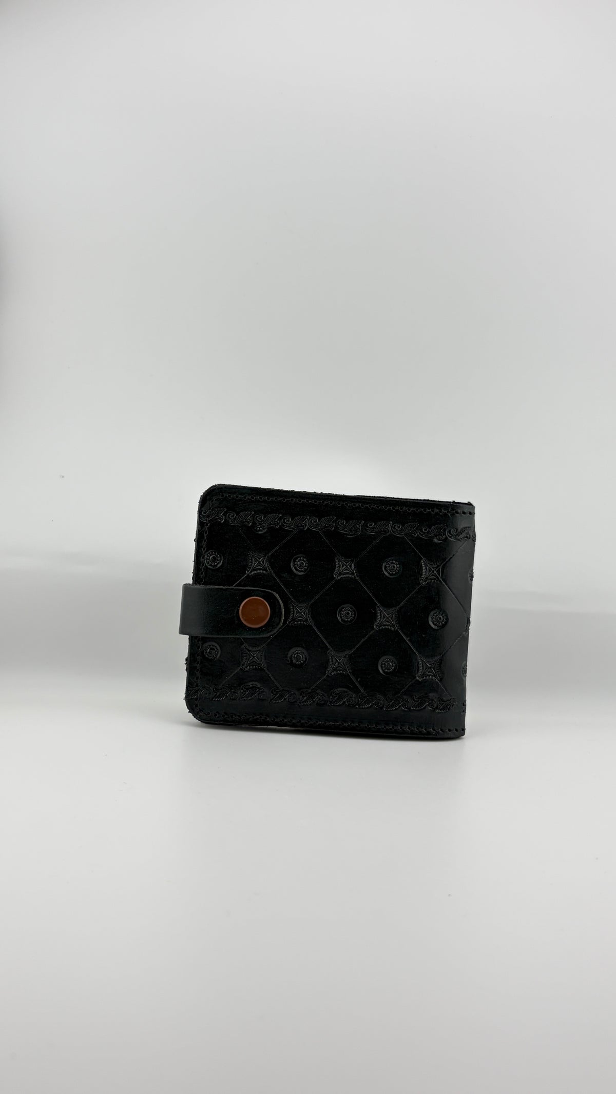 Zygma Handcrafted Genuine Leather Bifold Wallet for Men – Tooled Pattern Snap Closure Wallet