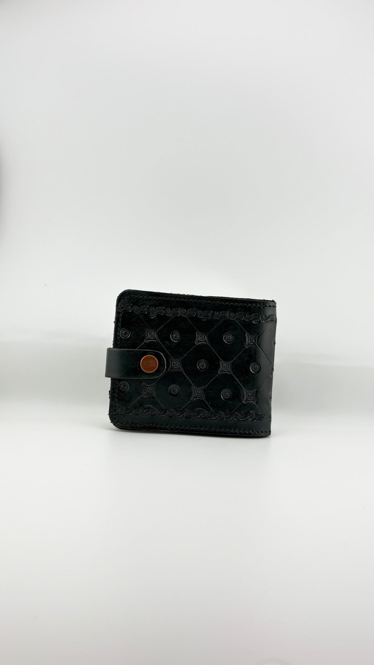 Zygma Handcrafted Genuine Leather Bifold Wallet for Men – Tooled Pattern Snap Closure Wallet