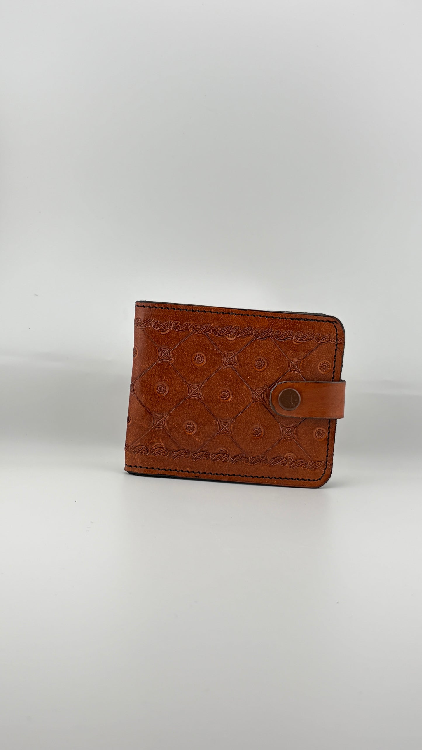 Zygma Handcrafted Genuine Leather Bifold Wallet for Men – Tooled Pattern Snap Closure Wallet