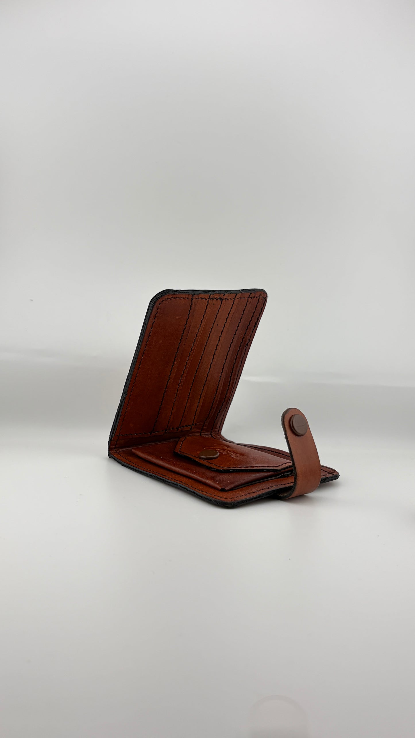 Zygma Handcrafted Genuine Leather Bifold Wallet for Men – Tooled Pattern Snap Closure Wallet