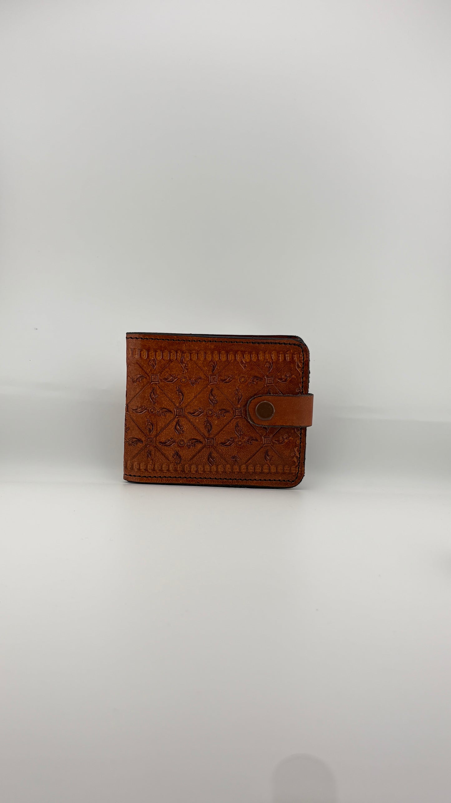 Zygma Handcrafted Genuine Leather Bifold Wallet for Men – Tooled Pattern Snap Closure Wallet