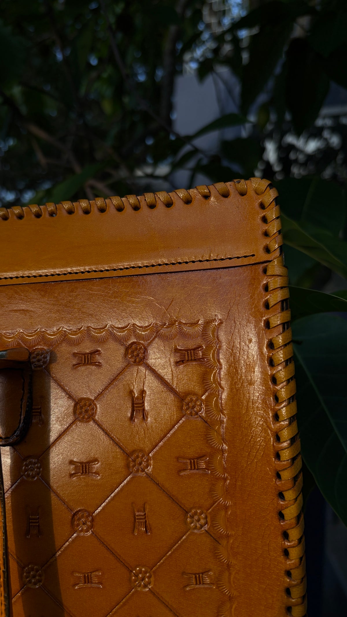 Zygma Genuine Leather 16 Inch Laptop Tote laddar design yellow— Tan