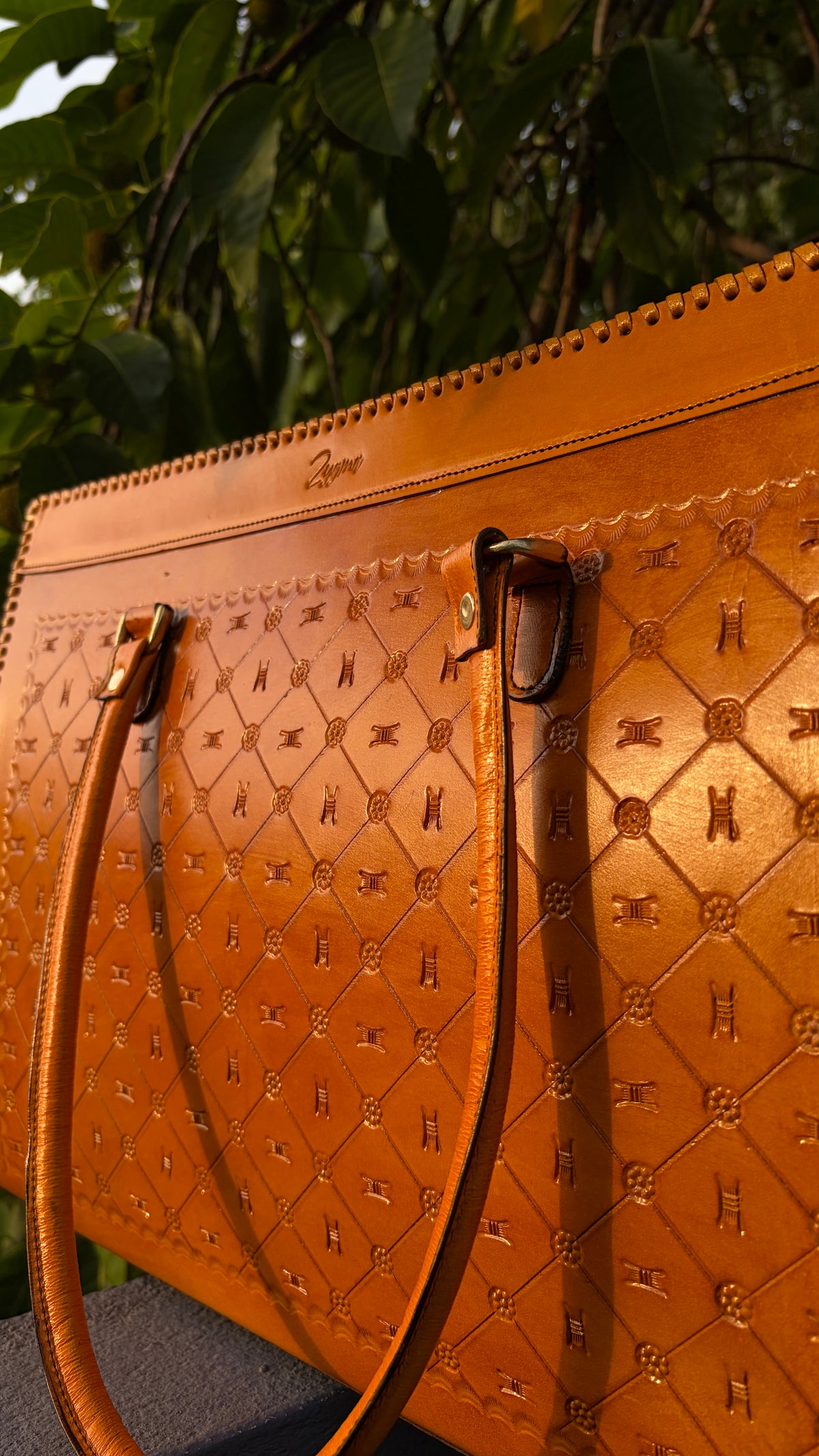 Zygma Genuine Leather 16 Inch Laptop Tote laddar design yellow— Tan