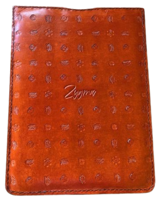 Zygma Leather Sleeve for MacBook Air 13-inch, Handcrafted Premium Full-Grain Leather, Slim Protective Case with Embossed Pattern, Tan (tan)