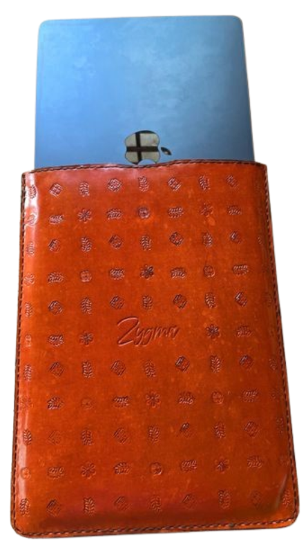 Zygma Leather Sleeve for MacBook Air 13-inch, Handcrafted Premium Full-Grain Leather, Slim Protective Case with Embossed Pattern, Tan (tan)