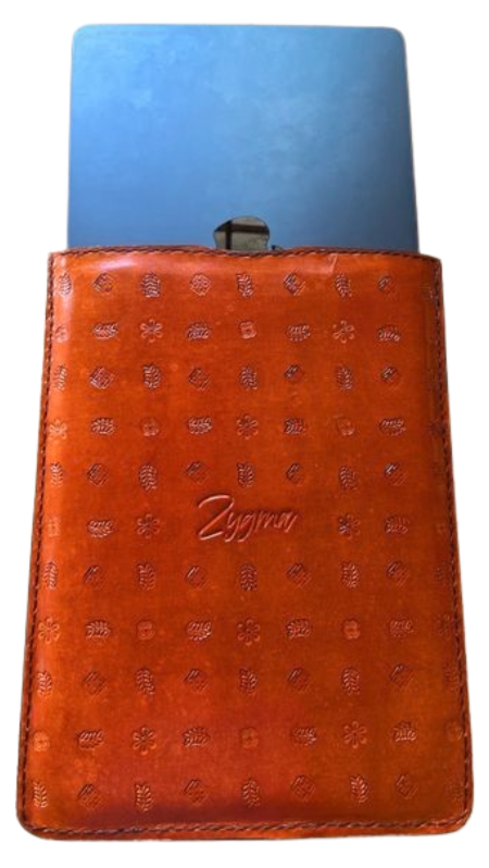 Zygma Leather Sleeve for MacBook Air 13-inch, Handcrafted Premium Full-Grain Leather, Slim Protective Case with Embossed Pattern, Tan (tan)